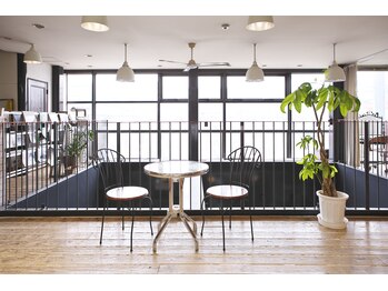 ヘア ウィズウォーター HairWithWaterの写真/光の降り注ぐ2階フロアの有る開放的な美容室。静かに過ごしたい方のための個室スペースや、キッズルーム有