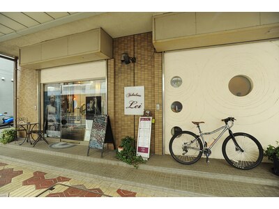 商店街の中にあり、店内に入るとそこはハワイアンな癒し空間♪