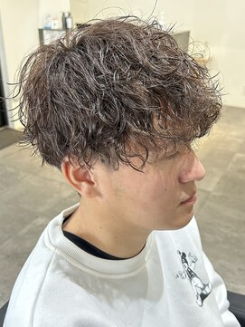 ヒュイル バイ ニアウ(Hwyl by Niau) メンズマッシュパーマ波巻スパイラルパーマニュアンスパーマ眉毛