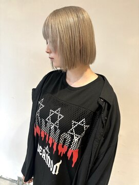 イル(ill) ホワイトベージュ ベージュカラー ボブ ハイトーン 大須