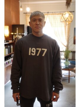 エディ(Edy) 刈り上げスキンフェードホワイトシルバーケアブリーチ眉毛カット