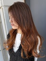 ソアロ(SOARO)&nbsp;岐阜顔まわりレイヤーミディアム艶アッシュハイライト20代