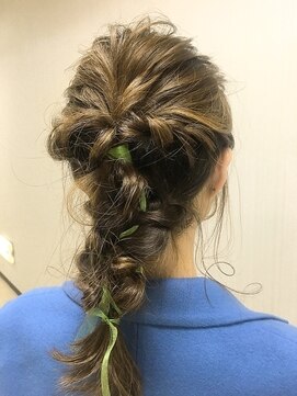 結婚式 卒業式 成人式 リボン編み込みダウンアレンジ L スーリール 東比恵店 Sourire のヘアカタログ ホットペッパービューティー