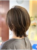 30代40代大人女性　外ハネミディアムレイヤー　ベージュブラウン