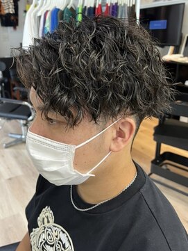ウェイビーエフティフィフス 横浜西口(WAVEY ft.fifth) センターパートツイストスパイラルパーマメンズマッシュパーマ