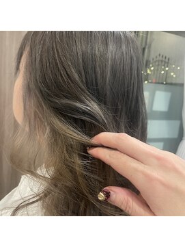 ビキ(BIKI) シルバーベージュインナーカラー・大人ロングレイヤー