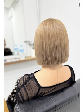 プラグ(Plug) ミニボブ/ストレート/ケアブリーチ/ダブルカラー/ベージュ/
