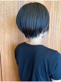 夏の日差しにも映える潔い黒髪ショート。/アッシュブラック