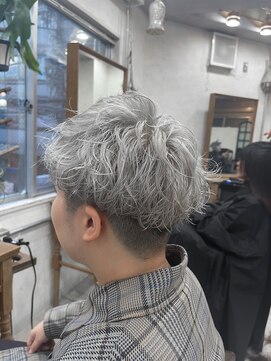 ジュノ(Jeuno) ホワイトシルバーゆるパーマ