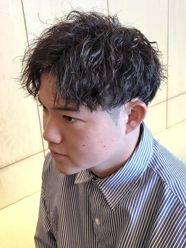 ニアウ 伊勢崎連取店(Niau) センターパートツイストスパイラルパーマ波巻きスパイラルパーマ