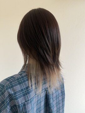 アクイール(ACCUEILLIR) ロングウルフカット×インナーホワイトベージュ