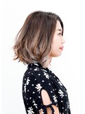 グレージュカラーのフェミニンカールミディ