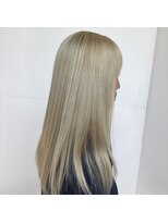 サクライ美容室&nbsp;プラチナブロンド・ロングストレート
