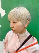 マッシュショート　ホワイトブロンド　コンパクトショート