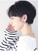 小顔　黒髪　パーマショート　暗髪　　前髪あり　耳かけショート