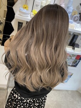 ロンド レア 天神大名店(Lond Le’a) ホワイトブロンド/外ハネボブ/美髪/ワイドバング/ブルーブラック