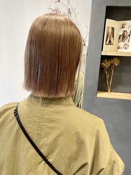 ラミエバイメルト 下北沢(lamie by melt) 毛利/切りっぱなしボブ 外はね ブリーチ ミルクティーベージュ