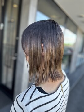 メゾン アヴァロ(Maison Avallo) 大人カワイイ外ハネグレーブラウン