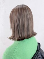 アイティー バイ アルバム 浦和店(IT by ALBUM)&nbsp;美髪ボブ外ハネボブショートホワイトブロンド_ba381012