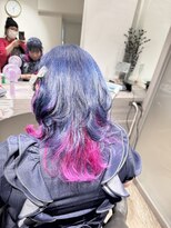ブロッサム 保谷(Blossom)&nbsp;派手髪ネイビー×ピンクミディアムウルフ現場ヘアメ推し活ヘア