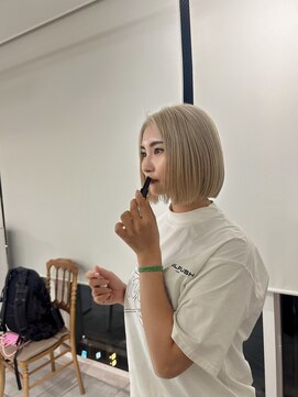 オットット(OttottO) ボブ切りっぱなしボブハイトーンブリーチ