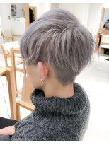 前下がりハンサムショート　マッシュホワイトグレー原宿