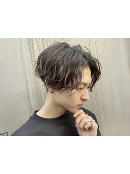 センターパート×スパイラルパーマのデザインで、第一印象を爽やかに◎[甲南/メンズパーマ]