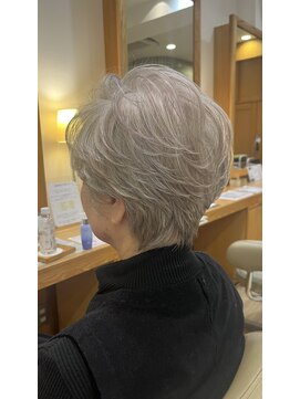 ユウヘアー 三軒茶屋店(U Hair) 「白髪を活かす上品ショート × 透明感グレージュ」