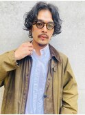色気なミディアムヘアに男気なスパイラルウェーブ