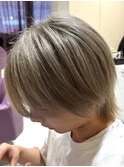 ホワイトグレージュ白髪ぼかしハイライトブリーチバレイヤージュ