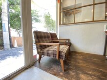 モク 神戸元町店(MOK)の雰囲気（目の前の公園からたっぷり陽の光が入り込むオシャレな店内◎）