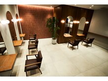テラスアヴェダ(Terrace AVEDA)の雰囲気（解放感あふれる広々空間が広がります。上質なサロンタイムを…）