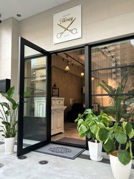 ハニー(Honey)の写真/カウンセリング～仕上げまで一人のスタイリストが担当。髪質を理解しながら丁寧に仕上げる完全マンツーマン