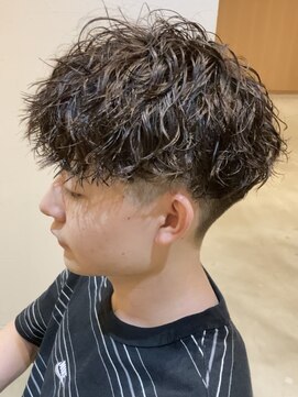 ソウスシア(SOURCE cia) ハイウエイト刈り上げツイストスパイラルパーマ【佐藤和弥】