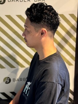 バーバーバー アカバネ(BARBER-BAR AKABANE) 男らしさ溢れるパーマ×フェード アップバング #1