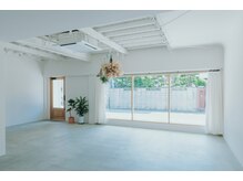 手前のスペースで家族写真や記念写真等の撮影をしています♪