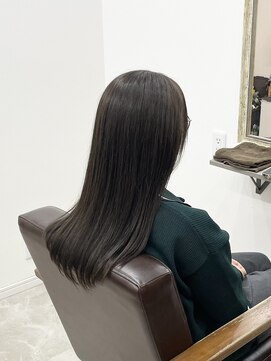 ホンネ(honne.) オリーブグレー×暗めカラー×顔まわり小顔に見せるヘア/松阪