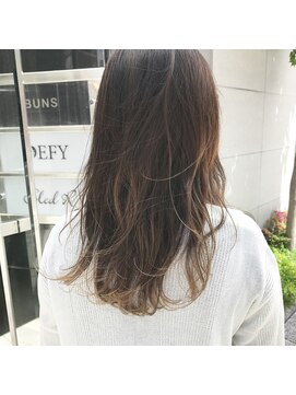 デフィー(DEFY) ハイライト＆アッシュベージュカラー☆ロングレイヤースタイル
