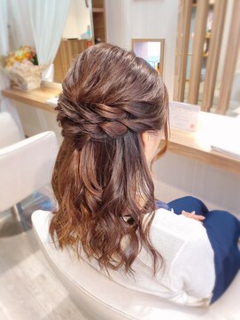 ララルーモ スタジオ(LaLarOomo STUDIO) 【JR新宿東口3分西武新宿駅直結】ゆるハーフアップ