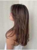 筋感のある細めハイライト外国人風オフィスで浮かないハイライト