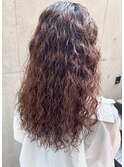 ロング強めスパイラルパーマ暗めカラーウェーブヘアハードパーマ