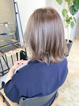 ユニカ(UNIKA) 透け感アッシュカラー × レイヤーボブ