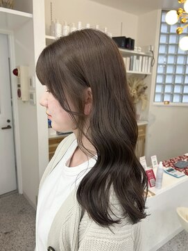 ロマーリ(LOMARLIE) ワンカラーでつくるグレージュヘア