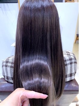 ジャドール(J'ADORE)の写真/髪に優しい酸性ストレート取扱い*クセ毛やダメージ毛でケアを諦めた方にも◎好印象間違いなしのスタイルへ!