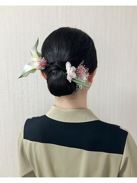 ベル(belle) タイトシニヨン×お花アレンジ