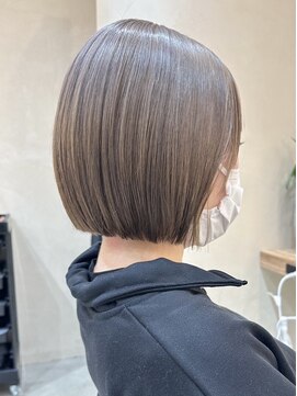 ヒビヲ(HIBIO) ショートボブハイトーンミルクティーベージュカラーダブルカラー