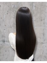 カットワークススリックバイフェローズ(CUT WORKS SLICK by fellows)&nbsp;広がりを抑えて自然にまとまる艶髪ストレート