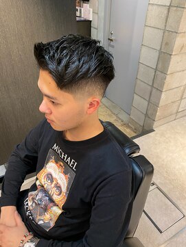 フランクスバーバー アンド ビアークラブ(FRANK'S BARBER and BEER CLUB) スキンフェードカットフェザーアップニュアンスパーマ