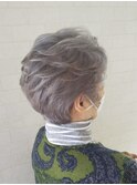 白髪を生かしたオシャレな グレイカラースタイル