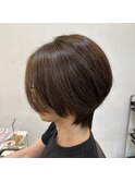 首に沿わせるスッキリショートボブ